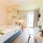 Peter Apartments- Mit Eigenem Eingang I 30qm I Zentrale Lage I Bad I Kueche I Terrasse I Tv 아파트