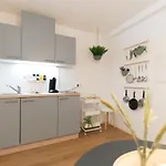 아파트 Peter Apartments- Mit Eigenem Eingang I 30qm I Zentrale Lage I Bad I Kueche I Terrasse I Tv 풀다